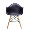 Sedia con gambe in legno