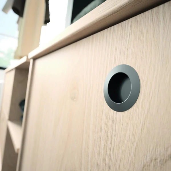 Spogliatoio aperto con specchio