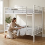 Letto a castello in metallo pratico e resistente. Divisibile in 2 letti singoli. Scala inclusa. Ringhiera completa.