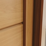 Dettaglio anta scorrevole armadio Genius in rovere cannella, finitura elegante e resistente