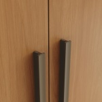 Dettaglio maniglie Armadio Blenda Vicawu con finitura marrone e stile minimalista